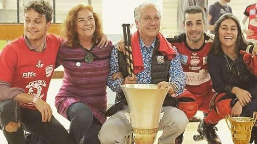 Mantiñán posa con su familia con la Copa francesa que ganó el domingo con el Saint Omer.