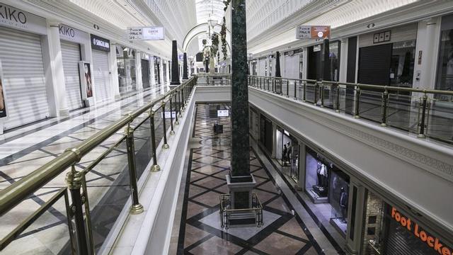 Establiments als passadissos del centre comercial Gran Via 2, a l’Hospitalet de Llobregat. | JOAN CORTADELLAS