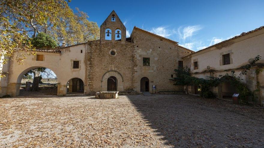 En Albocàsser, portal del Maestrat, encontramos, antes de llegar al núcleo urbano, el ermitorio y la hospedería de Sant Pau.