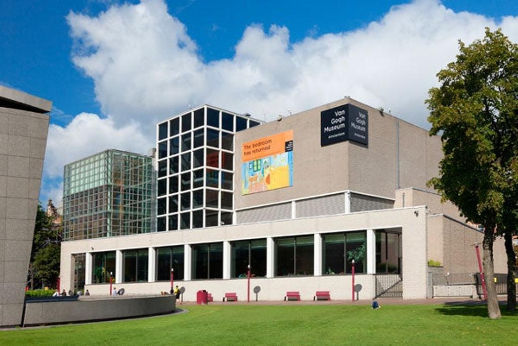 Museo Van Gogh Con más de 200 obras del pintos, es el museo más visitado de Ásmterdam, imprescindible en la visita a la ciudad. Las colas que se forman para acceder al edificio son numerosas, por lo que recomendamos comprar las entradas por internet. Abre todos los días de 10:00 a 18:00 horas, excepto los viernes que cierra a las 22:00 horas. Precio: Adultos 15. Los menores de edad no pagan.