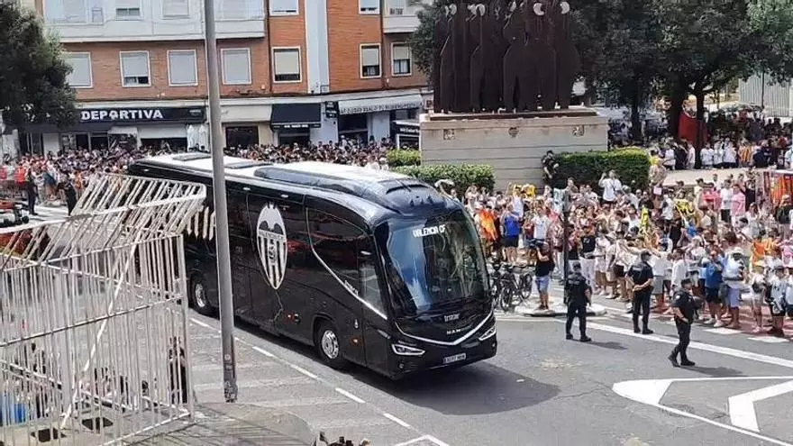 Insultos a los jugadores del Valencia en su llegada a Mestalla