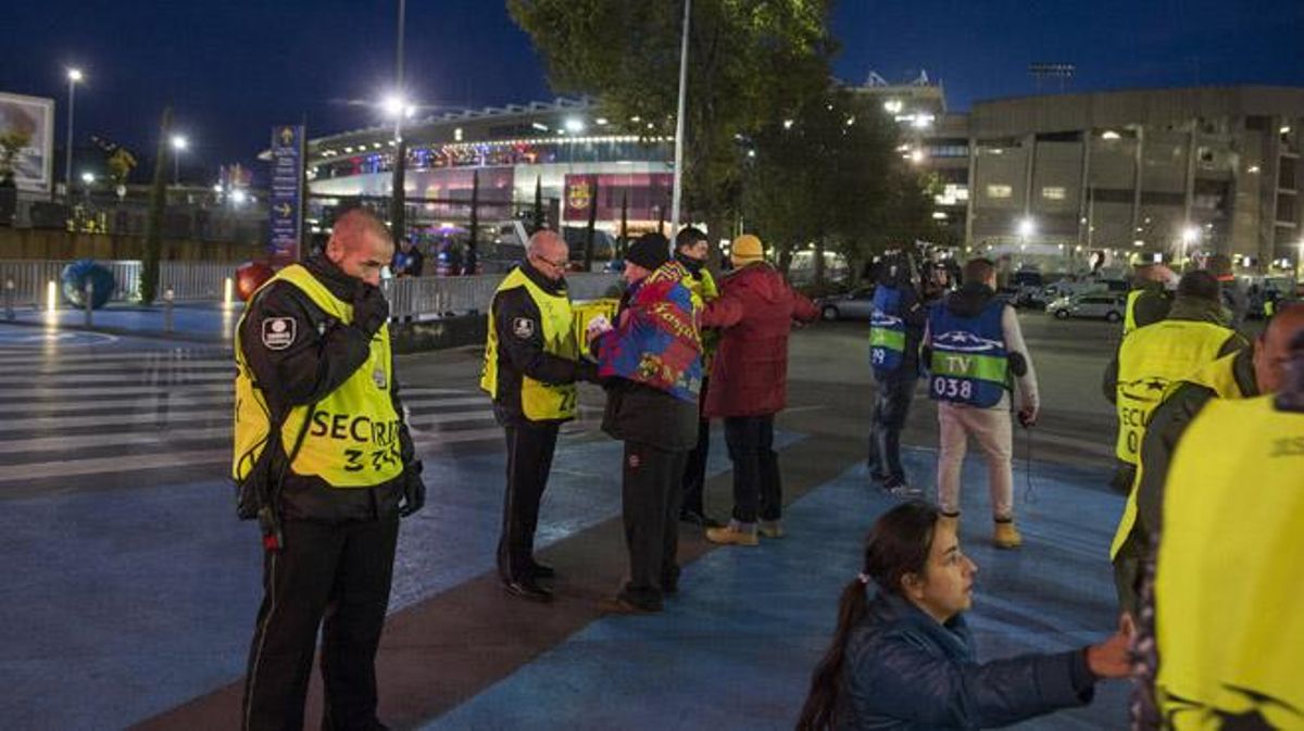 Mesures de seguretat extraordinàries prèvies per al partit de Champions entre el FC Barcelona i el Roma al Camp Nou.