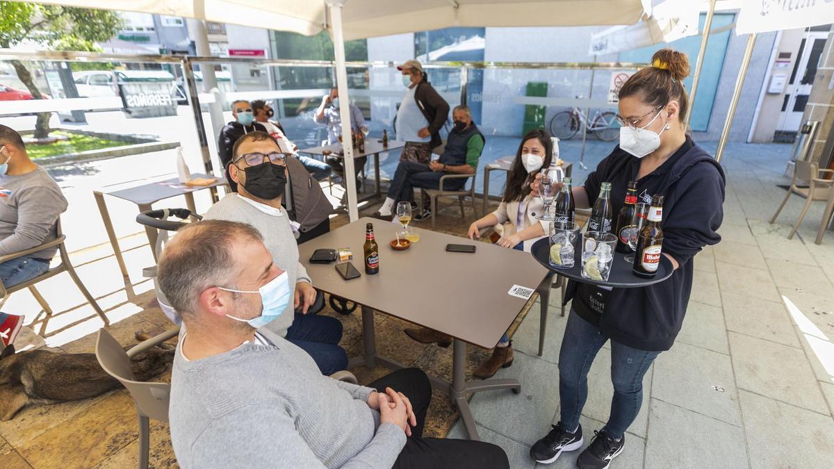 Un grupo disfruta del fin de semana en una terraza de Pontevedra