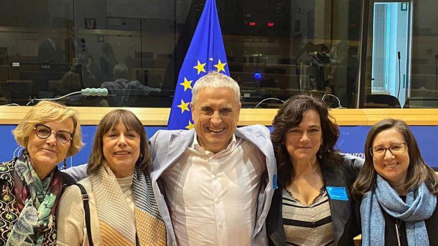 Por la izquierda, Lina Muñoz, María Luisa Martínez, Ramón Flecha, Pilar Fernández y Beatriz Préstamo, en el Parlamento Europeo. | LNE
