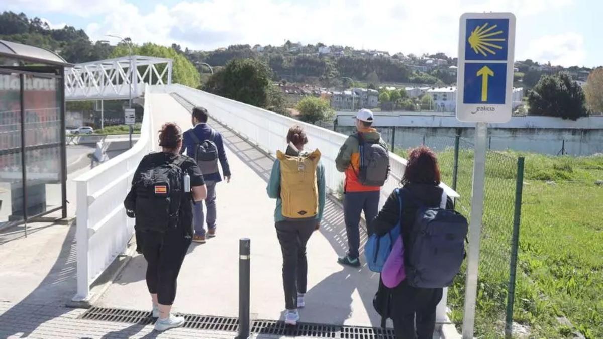 Peregrinos recorren un tramo del Camino de Santiago, en una imagen de archivo.