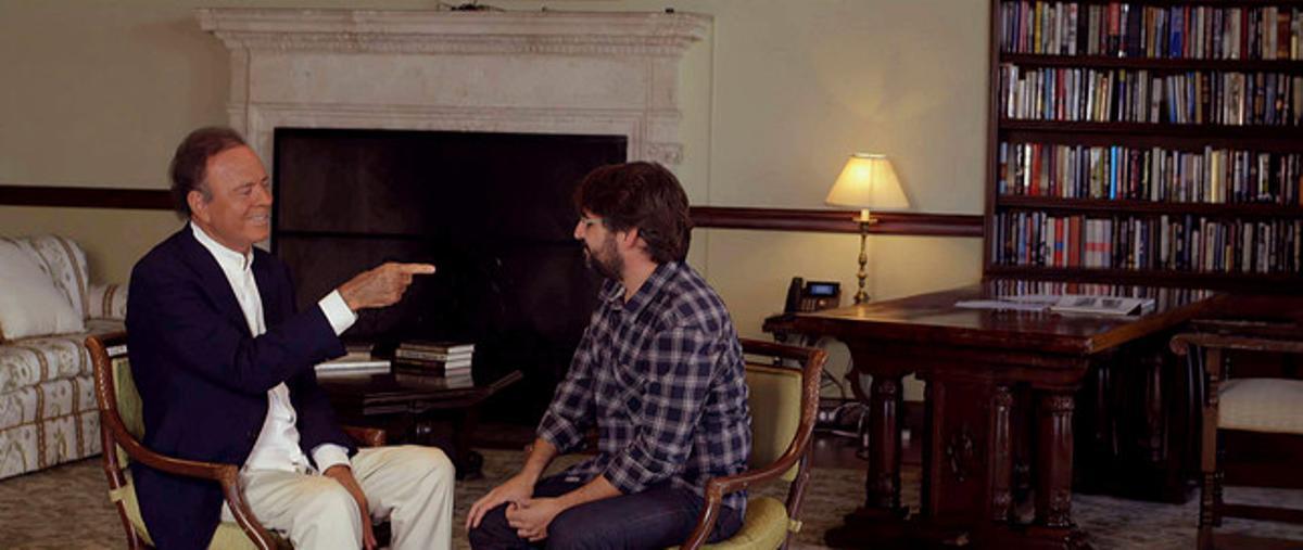 Julio Iglesias conversa amb Jordi Évole en la preestrena de ’Salvados’.