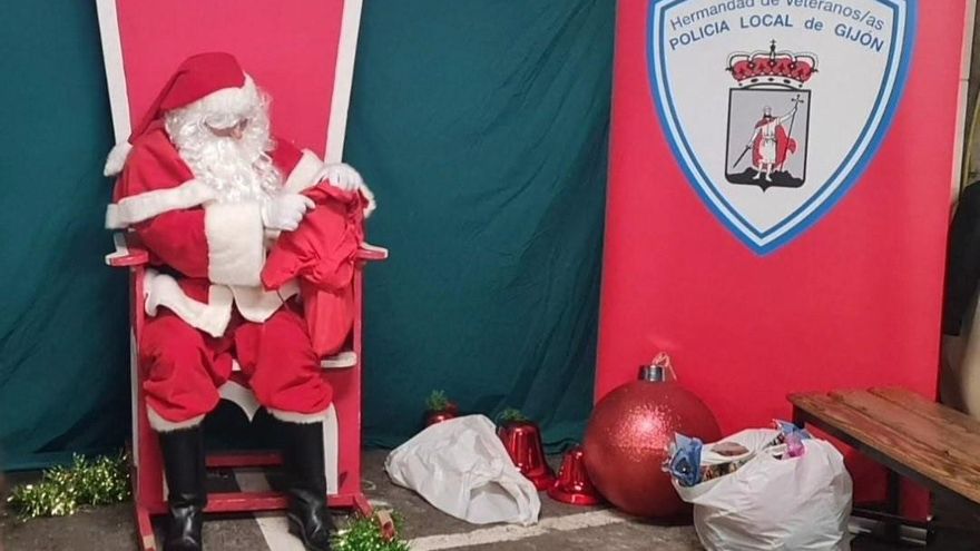 Visita sorpresa de Papá Noel a la Policía Local de Gijón