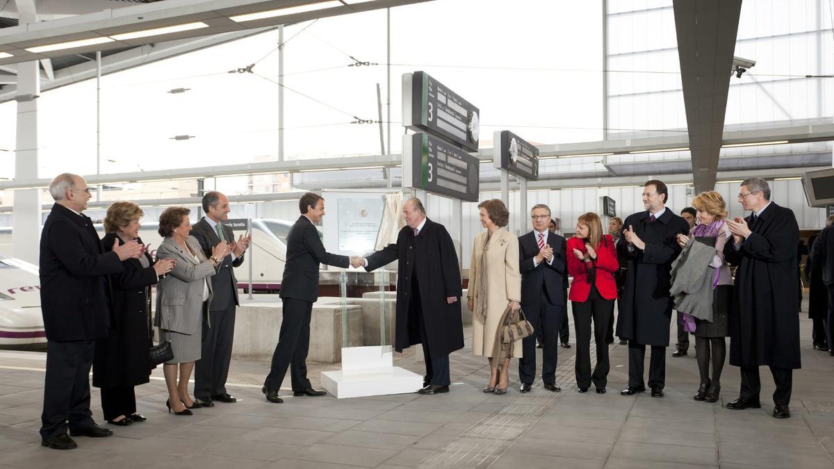 Juan Carlos I saluda a Rodríguez Zapatero ante cargos valencianos y del Gobierno de España en la inauguración de la línea Madrid-València