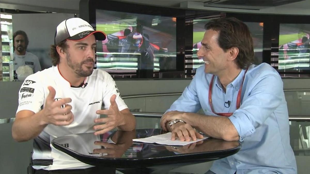 Fernando Alonso charla con Pedro Martínez de la Rosa.