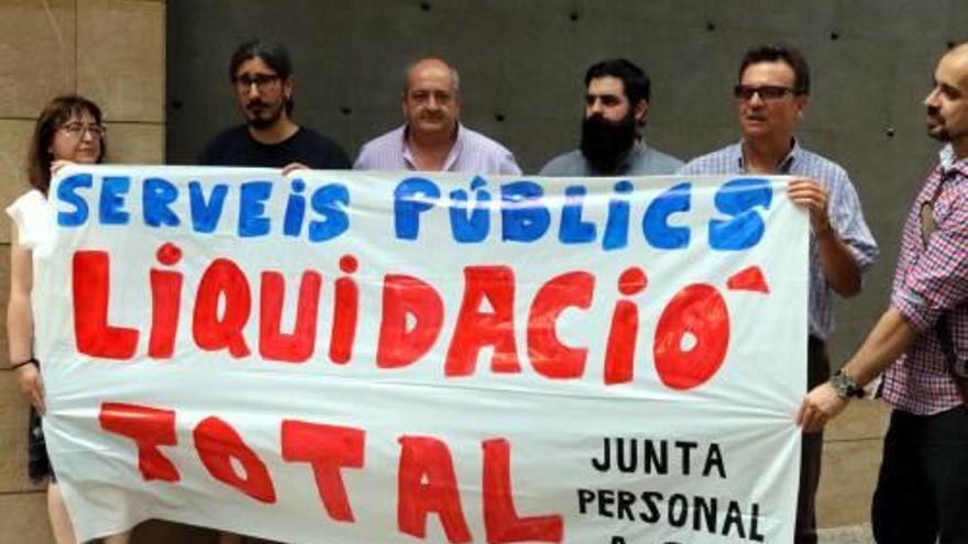 Funcionaris sostenen una pancarta en l&#039;acte de protesta.