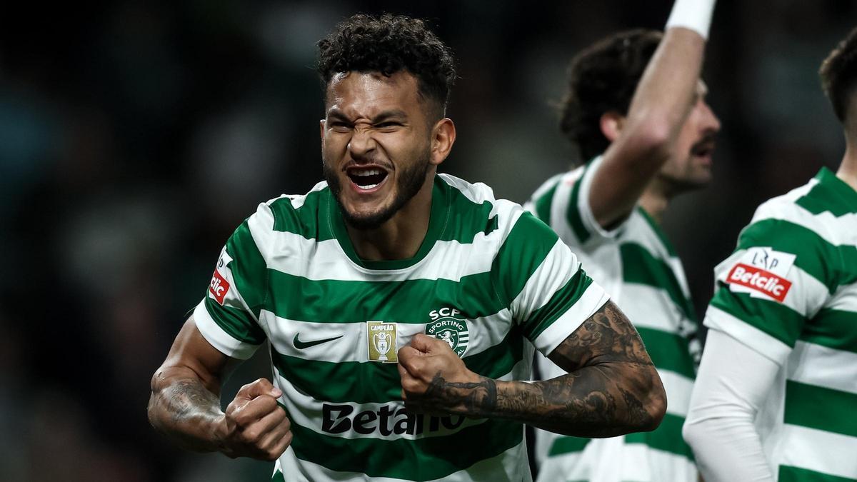 Luis Suárez celebra uno de sus goles frente al Estoril