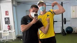 Lluís Salom (izq) junto a Emil Atting (dcha), a quien le diagnosticaron un cáncer a los 15 años.
