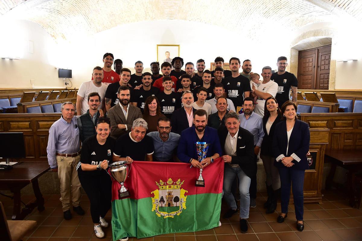 Fotogalería | Así ha sido el recibimiento en el Ayuntamiento de Plasencia de la UPP para celebrar su ascenso