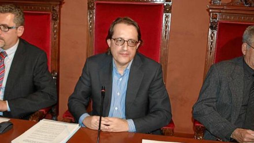 El primer tinent d&#039;alcalde, Antoni Llobet (al mig), va presidir el ple per malaltia de l&#039;alcalde, Valentí Junyent