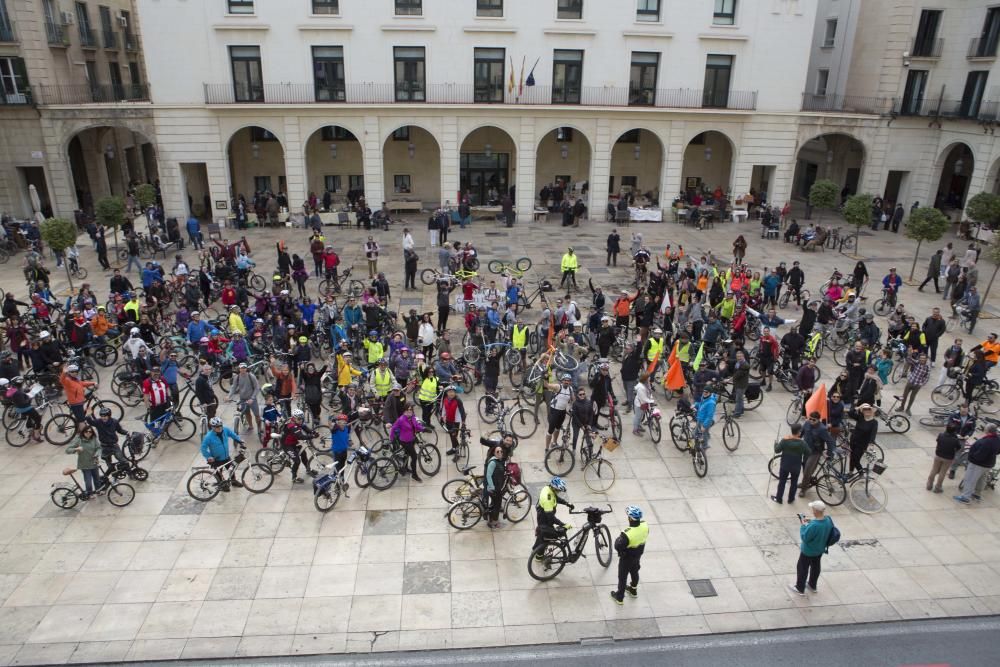 200 ciclistas exigen frente al Ayuntamiento una vía verde en La Cantera.