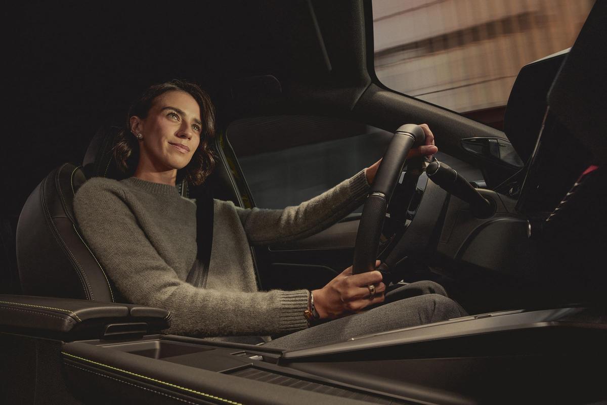 El nuevo Peugeot 408 combina una posición de conducción elevada para una visibilidad perfecta de la carretera con un perfil elegante y deportivo