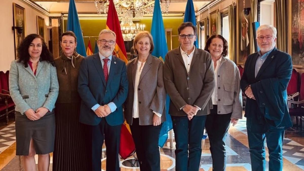 Alfredo García Quintana, tercero por la izquierda, con los organizadores del congreso en el Ayuntamiento.