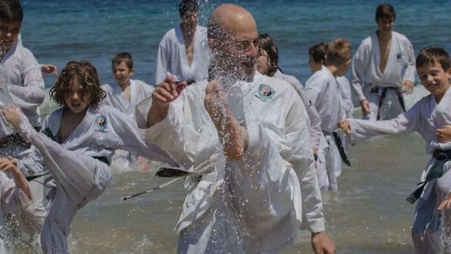 A la izquierda, uno de los ejercicios en el agua. A la derecha, exhibición en el XXVII Curso Internacional.