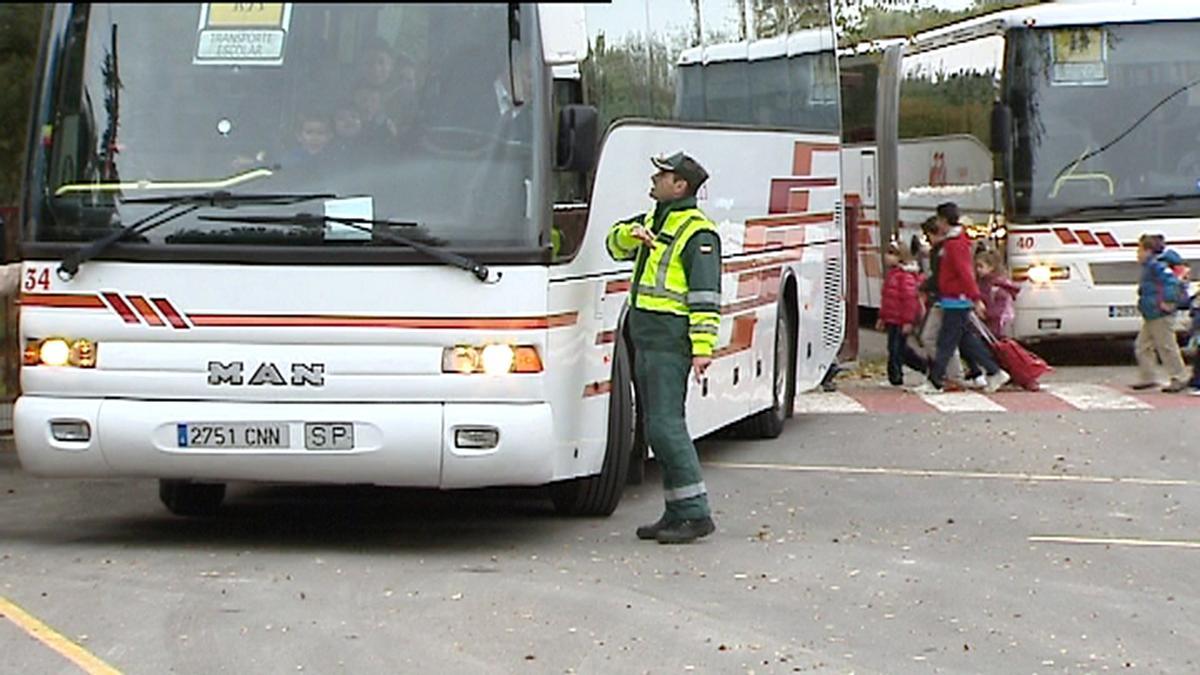 Vigilancia de transporte escolar por agentes de Tráfico