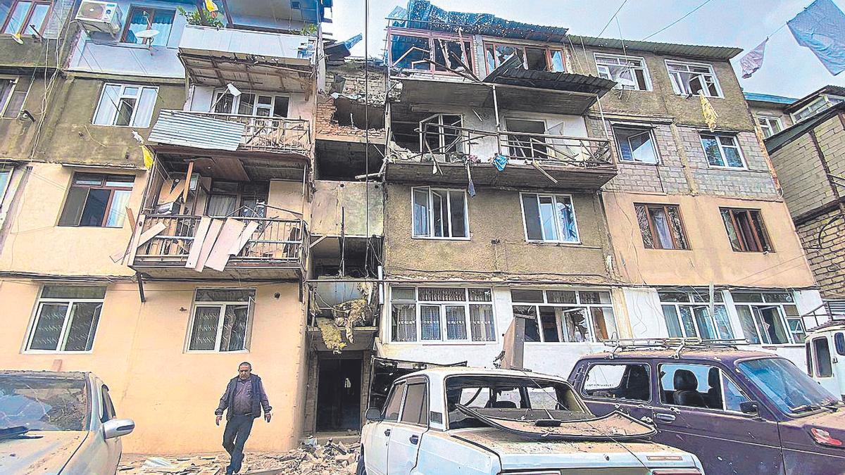 Un edificio de viviendas afectado por un ataque en la operación de Azerbaiyán.