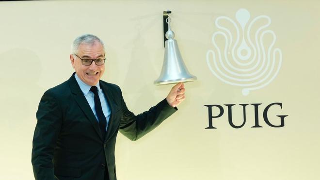 Marc Puig Guasch, de Puig, toca la campana en la ceremonia que marca la salida a bolsa de la compañía