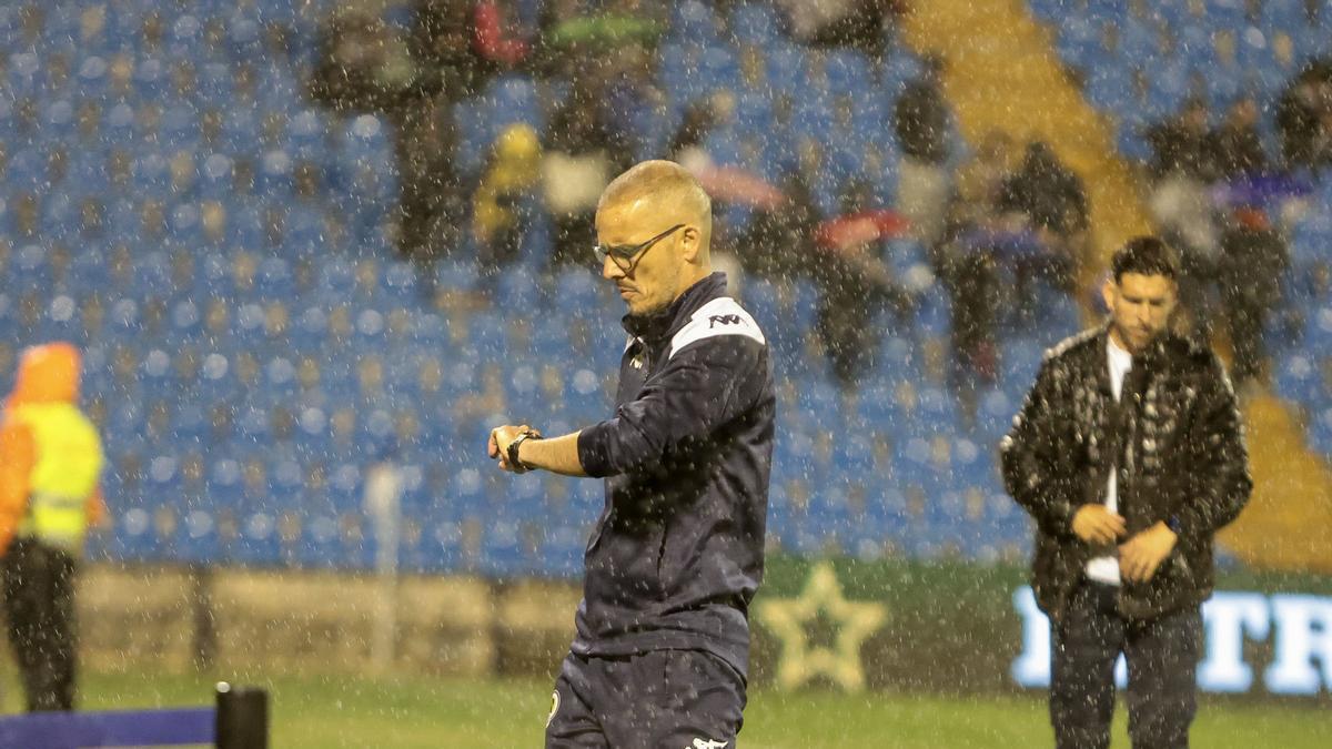 Beto, bajo la lluvia en el Hércules - Sanluqueño del pasado domingo.