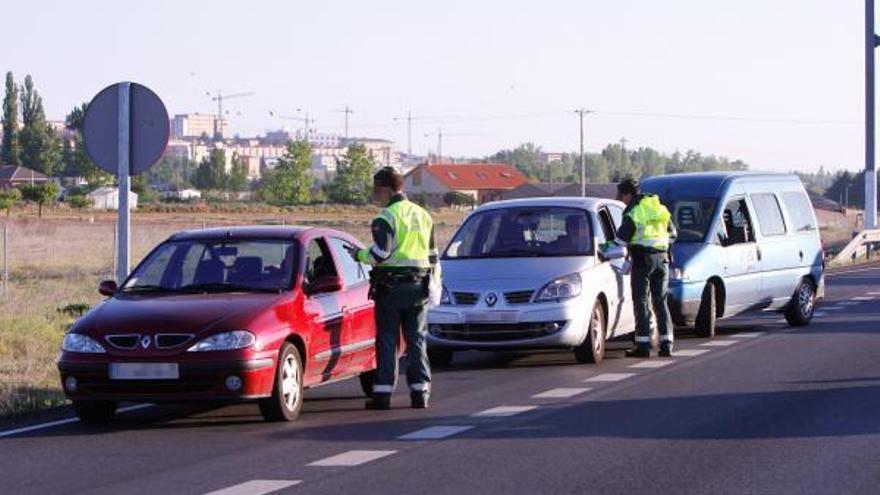 Agentes de la Guardia Civil en un control de tráfico