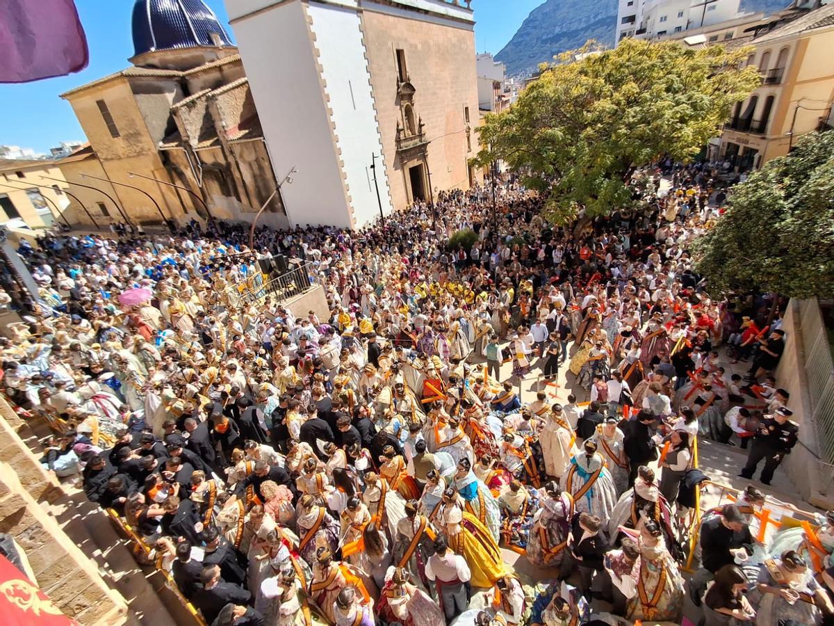 Un respiro antes de la emoción de los premios y una plaza a tope: imágenes de las Fallas de Dénia Un respiro antes de la emoción de los premios y una plaza a tope: imágenes de las Fallas de Dénia