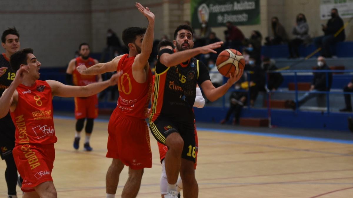 José Varo intenta un lanzamiento en un encuentro de la pasada temporada.