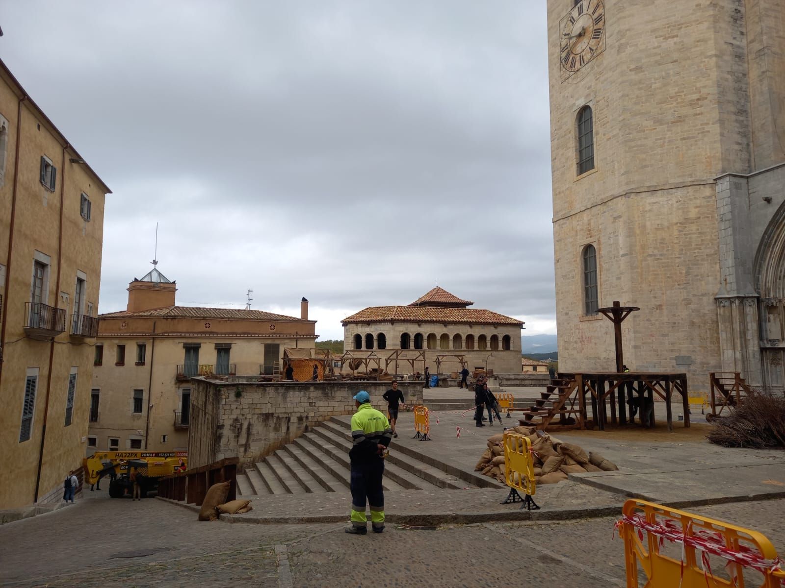 Instal·len una gran pira medieval davant la catedral de Girona per al rodatge de "Mrs.Davis"