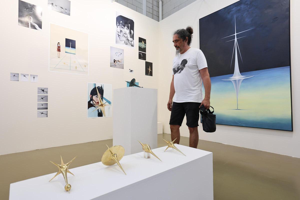 Pedro Hormigo contempla la obra de Pilar Zeta.