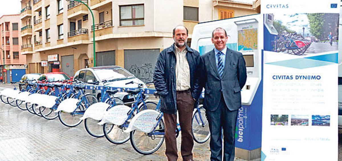 Vallejo y Femenías, junto a una nueva estación.