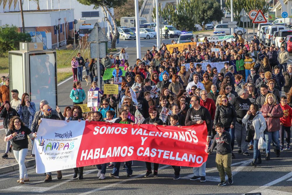 Docenas de padres secundan la protesta contra el decreto de Marzà del modelo educativo en Torrevieja y reclaman su derogación en una prortesta que ha recorrido las calles de la ciudad