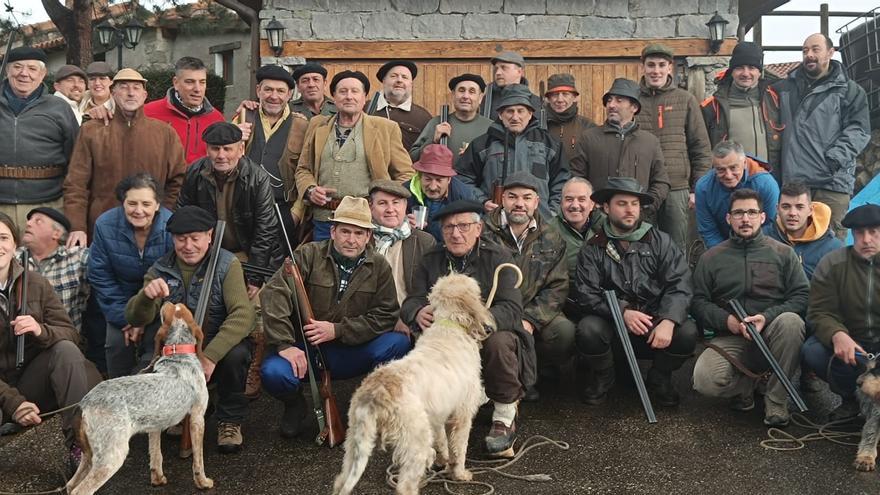Así se cazaba el jabalí antaño en Asturias: con escopetas de cartuchos y boina