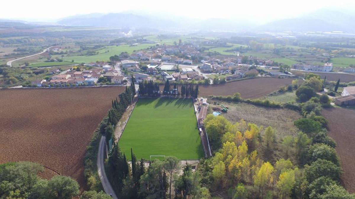 Una imatge aèria del camp de futbol de Montagut.