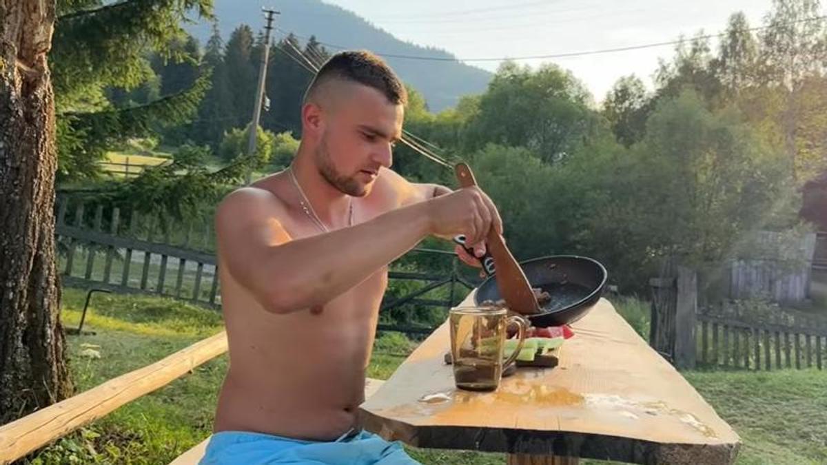 El 'youtuber' Ivan Kovach en la antigua casa de su abuelo, en las montañas de Transcarpatia (Ucrania).