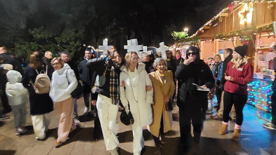 Carolina Domingo, de blanco, junto a los activistas de SOS Residents en el mercadillo de sa Feixina.