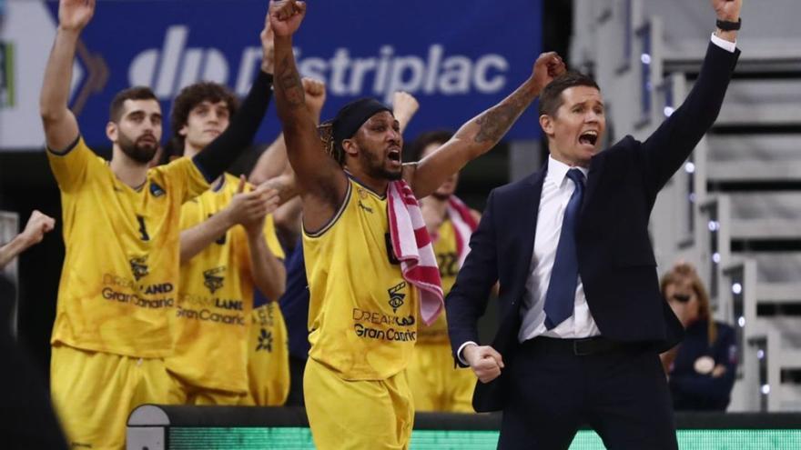 Lakovic, el técnico, y varios jugadores del banquillo celebran una acción del Granca ante el Budunost, el miércoles. | |