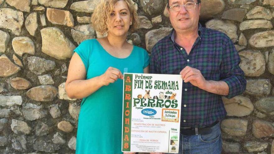 Lilo Arias y Belisario Suárez (de Hotupa), con el cartel, ayer.