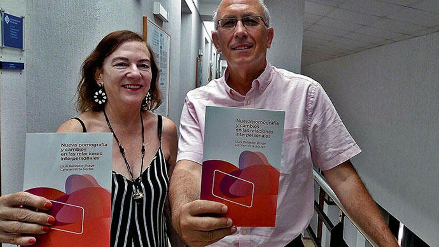Carmen Orte und Lluís Ballester mit den Ergebnissen ihrer Studie auf dem Uni-Campus auf Mallorca