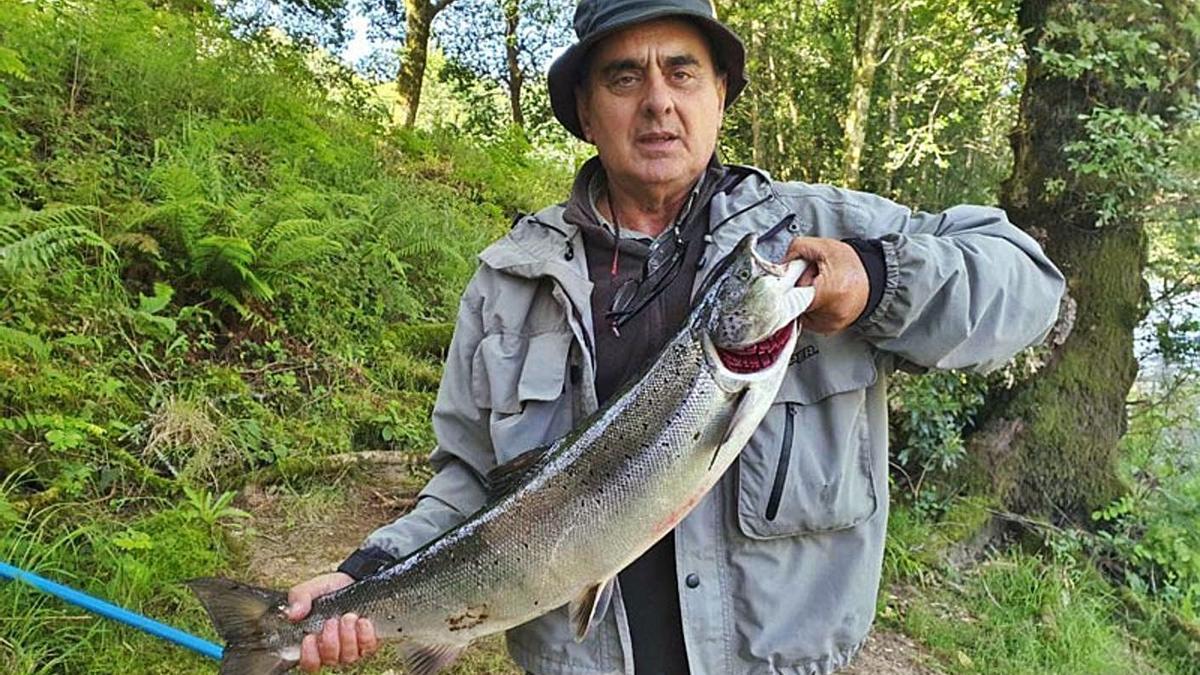 El asturiano Marino Montes, pescó el cuarto salmón de la temporada.  | // ASORILLASDOULLA.COM