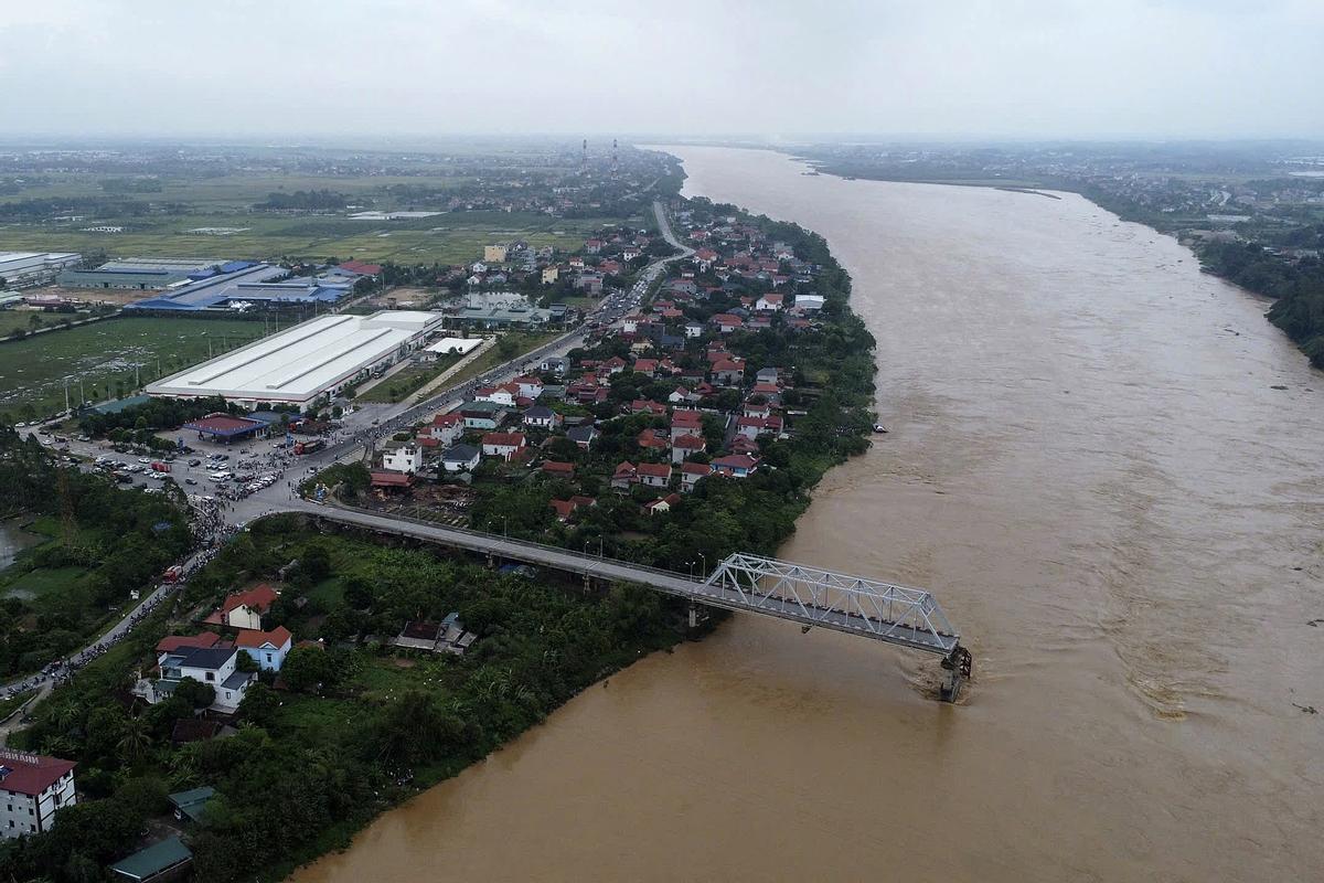 Un puente se desploma en Vietnam y deja al menos 13 desaparecidos