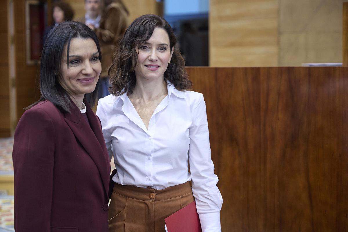 La presidenta de la Comunidad de Madrid, Isabel Díaz Ayuso, con la nueva consejera de Educación, Ciencia y Universidades de la Comunidad de Madrid, Mercedes Zarzalejo.