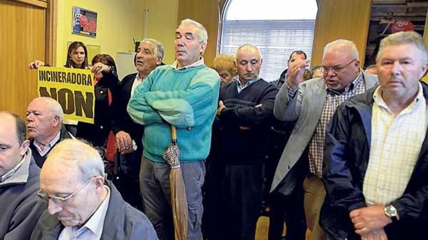 Los vecinos, en el pleno celebrado en O Irixo, con el escritor González Tosar (2º por la derecha). // B. L