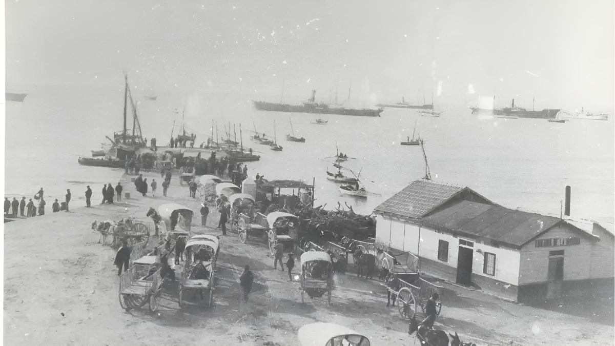 Imagen histórica del Muelle Mínguez. A la derecha, la edificación del bar La Marina, que se mantiene hoy día