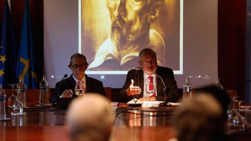 El historiador Emilio de Diego, a la derecha, junto al economista Juan Velarde.