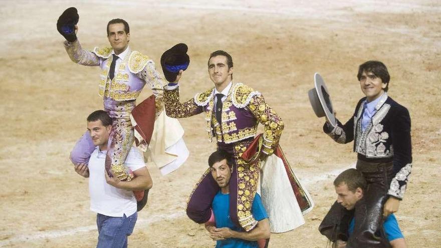 Fandiño, El Fandi y Ventura, ayer, salen a hombres del Coliseum. 13fotos