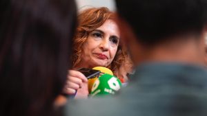 La vicepresidenta primera y ministra de Hacienda, María Jesús Montero, en una atención a medios.