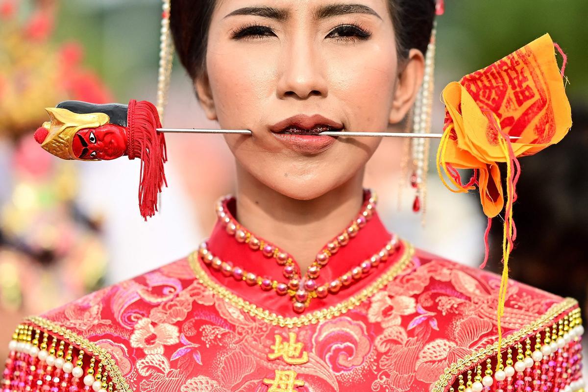 Piercings extremos para limpiar el alma en el Festival Vegetariano de Phuket