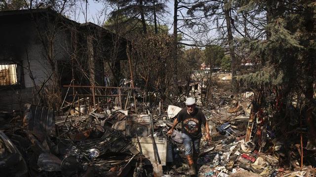 Un veí a casa seva, calcinada per l’incendi a Pelayos de la Presa, a Madrid, ahir. | ALEJANDRO MARTÍNEZ VÉLEZ / EUROPA PRESS